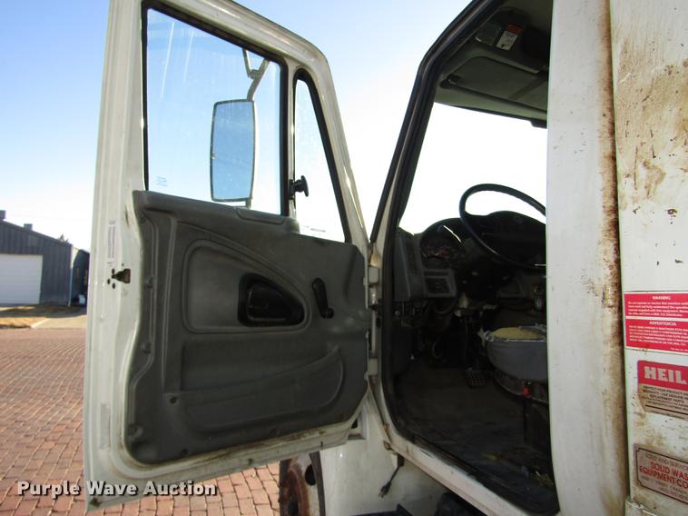 image for item DD2975 2004 International DuraStar 4400 refuse truck