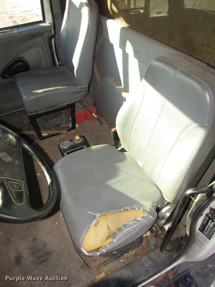 image for item DD2975 2004 International DuraStar 4400 refuse truck