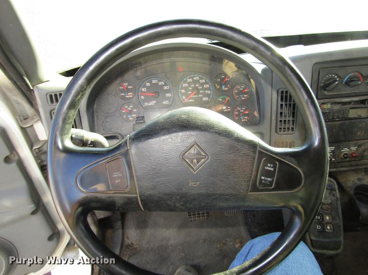 image for item DD2975 2004 International DuraStar 4400 refuse truck