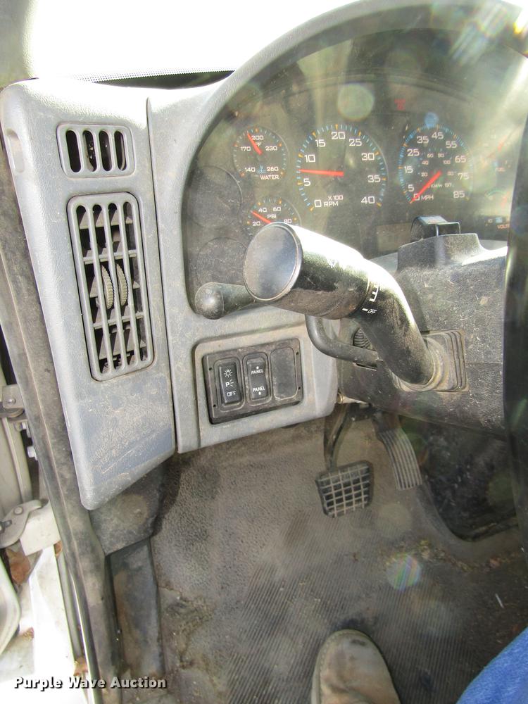 image for item DD2975 2004 International DuraStar 4400 refuse truck