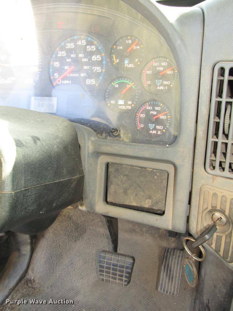 image for item DD2975 2004 International DuraStar 4400 refuse truck