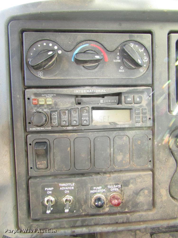 image for item DD2975 2004 International DuraStar 4400 refuse truck