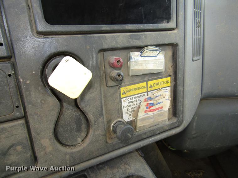 image for item DD2975 2004 International DuraStar 4400 refuse truck