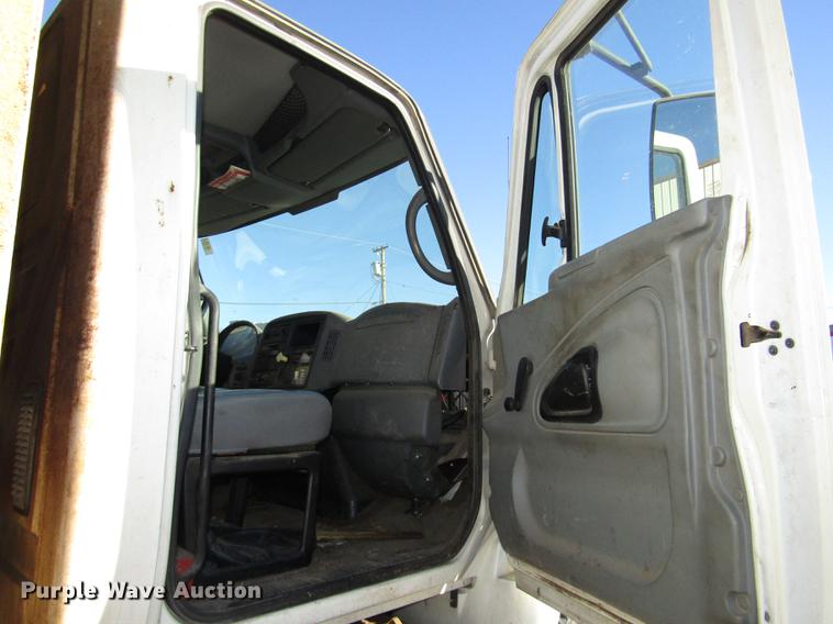 image for item DD2975 2004 International DuraStar 4400 refuse truck