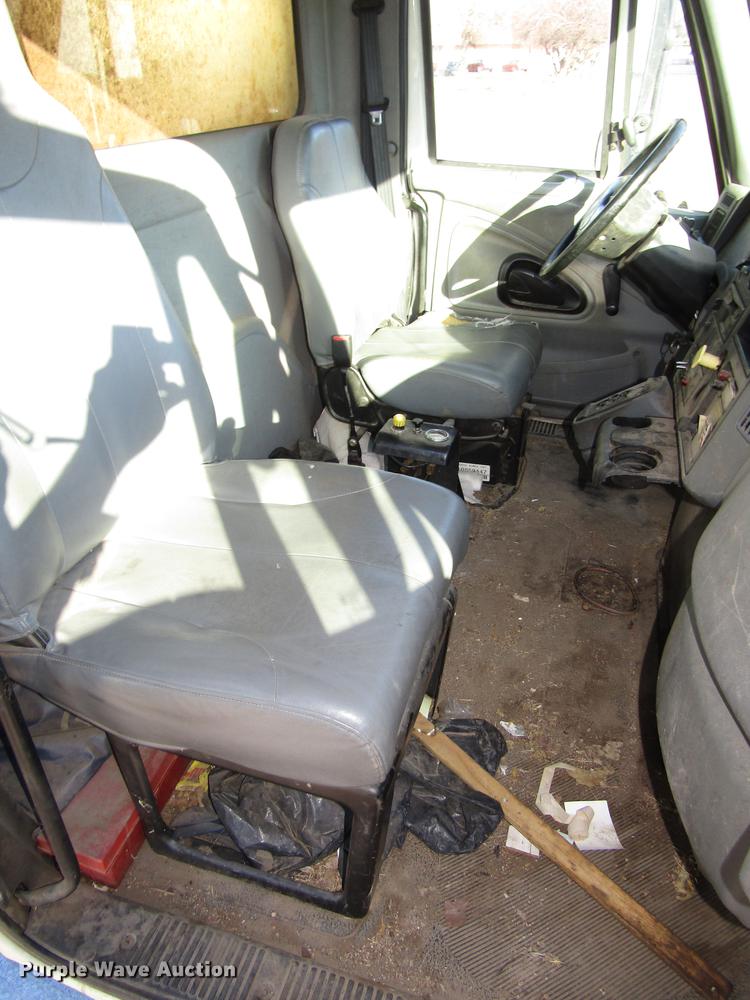 image for item DD2975 2004 International DuraStar 4400 refuse truck