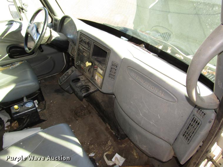 image for item DD2975 2004 International DuraStar 4400 refuse truck