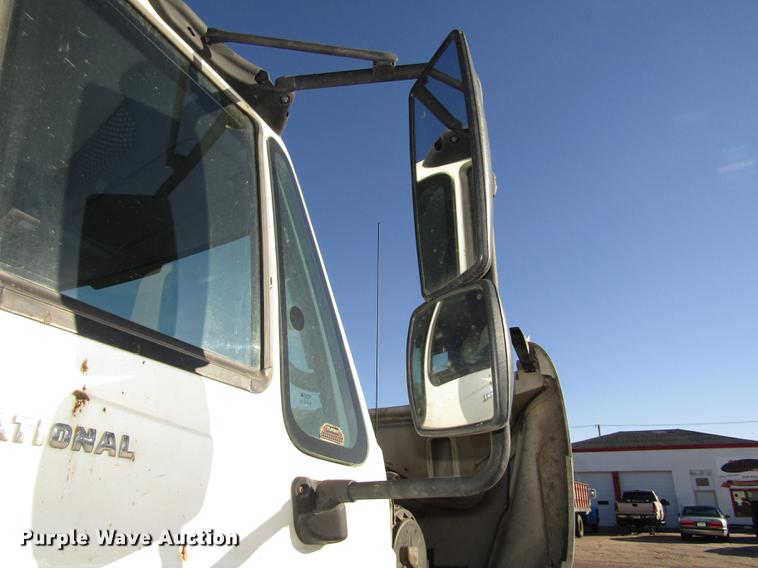 image for item DD2975 2004 International DuraStar 4400 refuse truck
