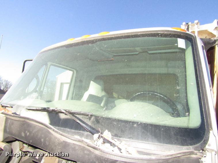 image for item DD2975 2004 International DuraStar 4400 refuse truck