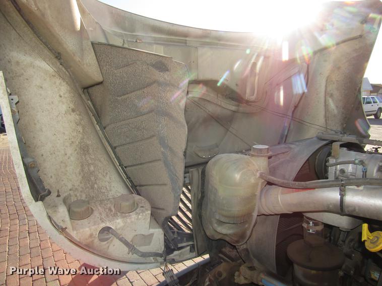 image for item DD2975 2004 International DuraStar 4400 refuse truck