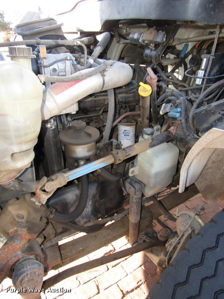 image for item DD2975 2004 International DuraStar 4400 refuse truck