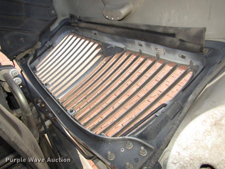 image for item DD2975 2004 International DuraStar 4400 refuse truck