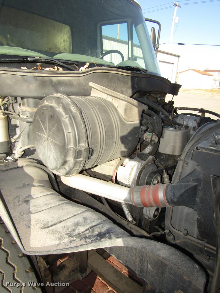 image for item DD2975 2004 International DuraStar 4400 refuse truck