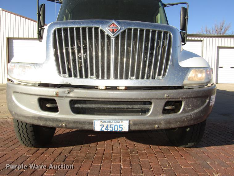 image for item DD2975 2004 International DuraStar 4400 refuse truck