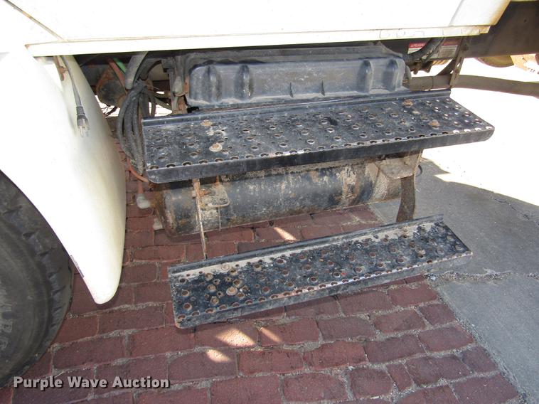 image for item DD2975 2004 International DuraStar 4400 refuse truck