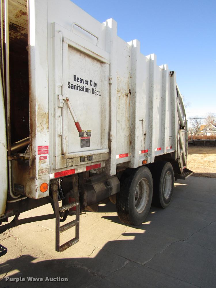 image for item DD2975 2004 International DuraStar 4400 refuse truck