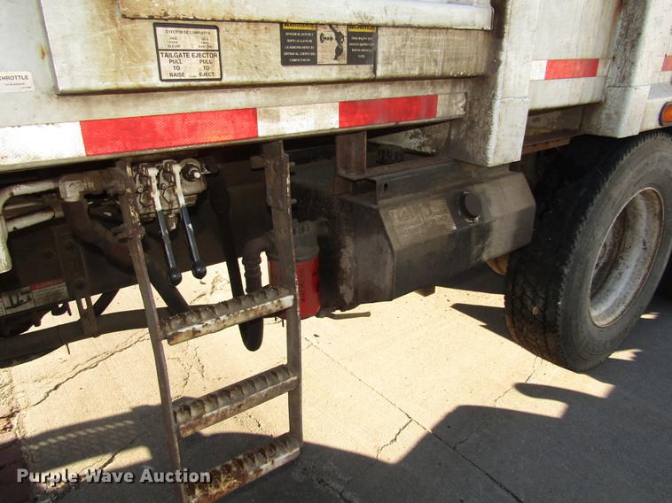 image for item DD2975 2004 International DuraStar 4400 refuse truck