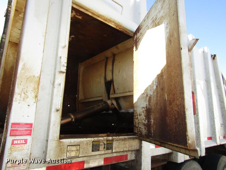 image for item DD2975 2004 International DuraStar 4400 refuse truck