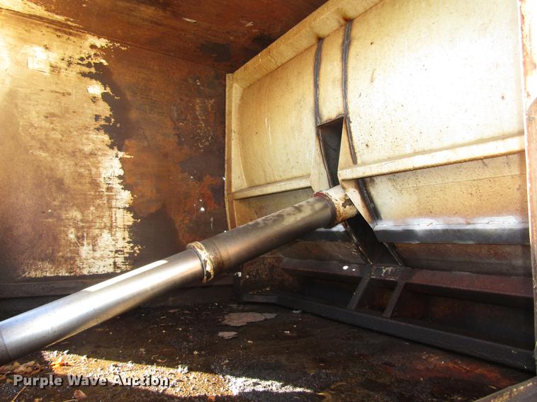 image for item DD2975 2004 International DuraStar 4400 refuse truck