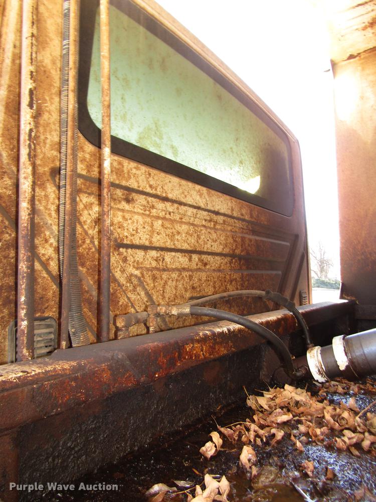 image for item DD2975 2004 International DuraStar 4400 refuse truck