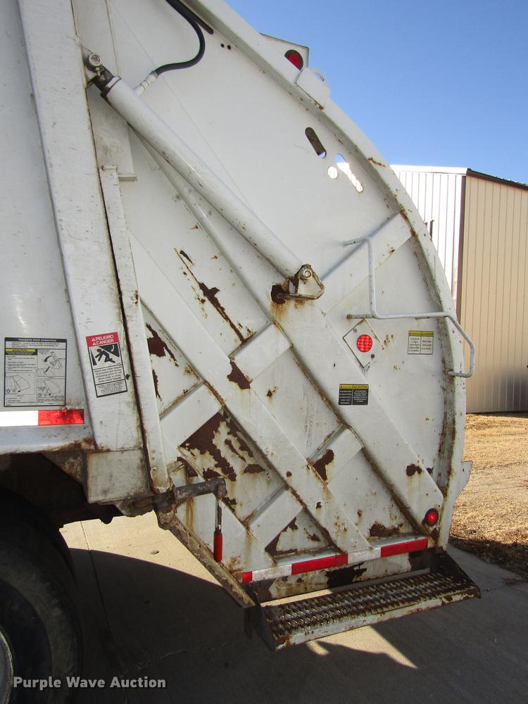 image for item DD2975 2004 International DuraStar 4400 refuse truck