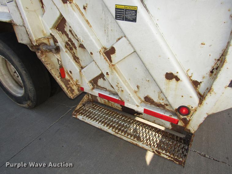 image for item DD2975 2004 International DuraStar 4400 refuse truck