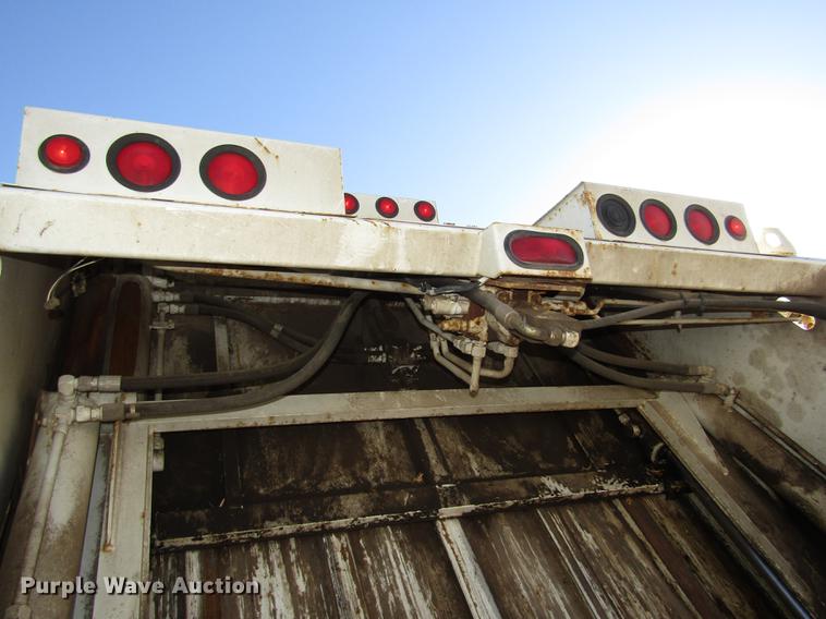 image for item DD2975 2004 International DuraStar 4400 refuse truck