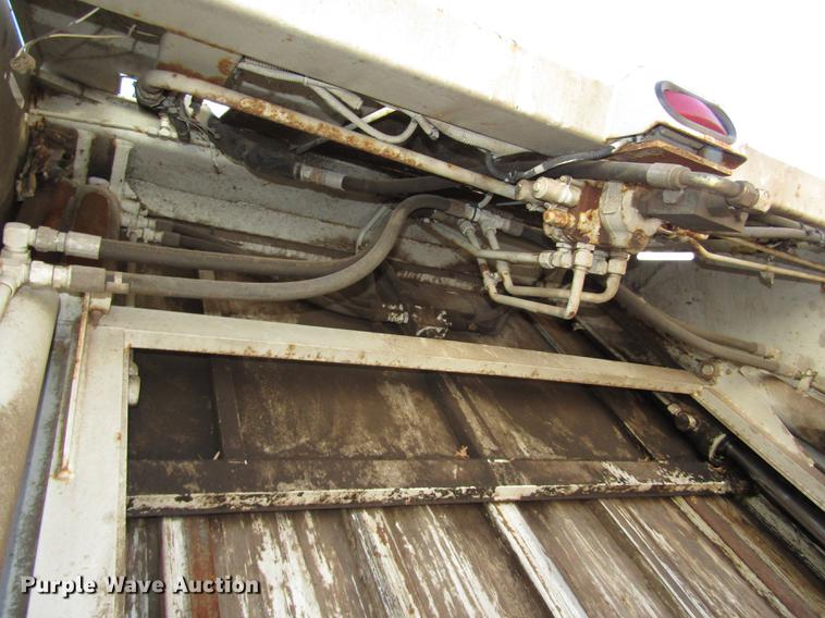 image for item DD2975 2004 International DuraStar 4400 refuse truck