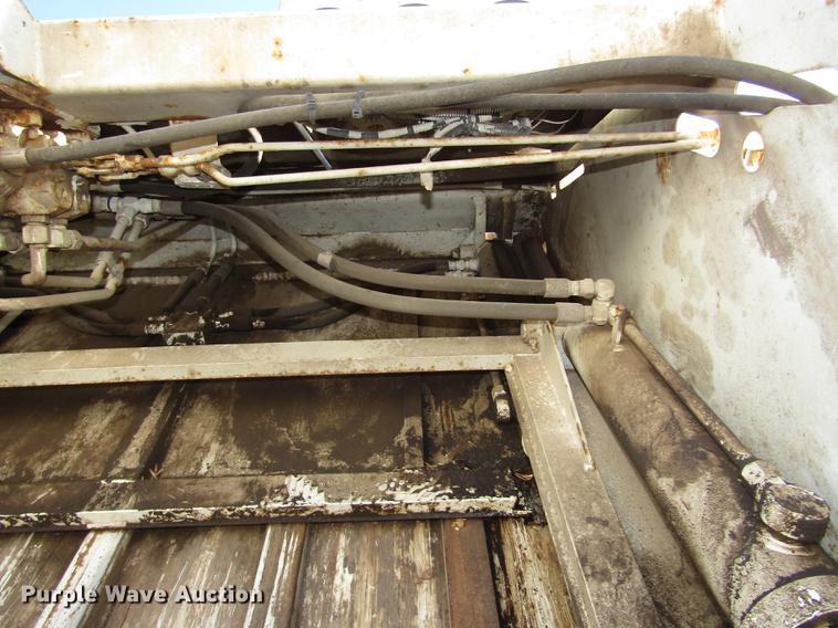 image for item DD2975 2004 International DuraStar 4400 refuse truck