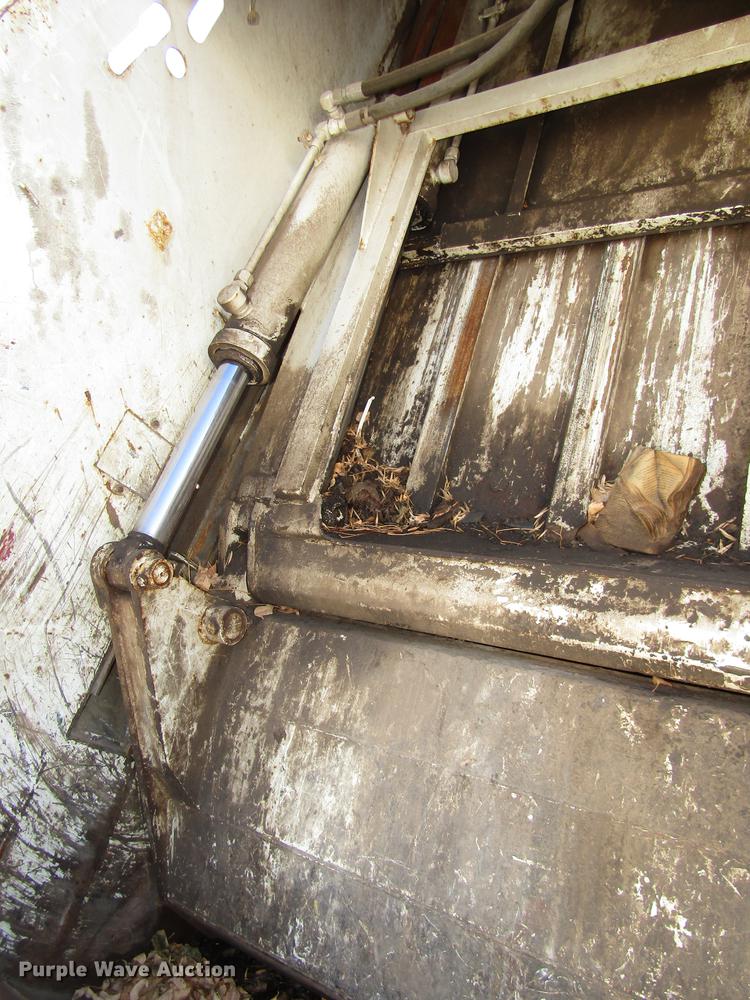 image for item DD2975 2004 International DuraStar 4400 refuse truck