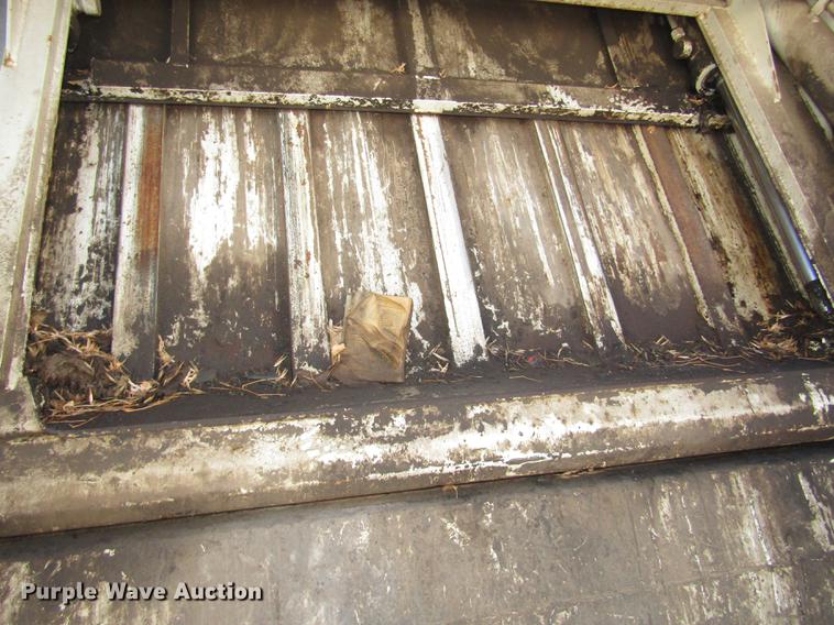 image for item DD2975 2004 International DuraStar 4400 refuse truck