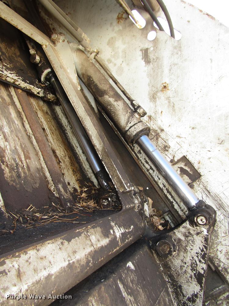 image for item DD2975 2004 International DuraStar 4400 refuse truck