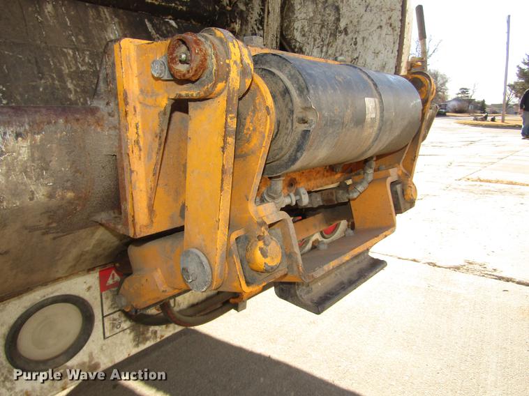 image for item DD2975 2004 International DuraStar 4400 refuse truck