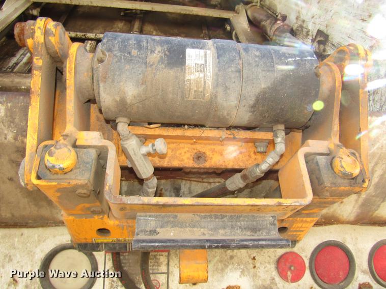 image for item DD2975 2004 International DuraStar 4400 refuse truck