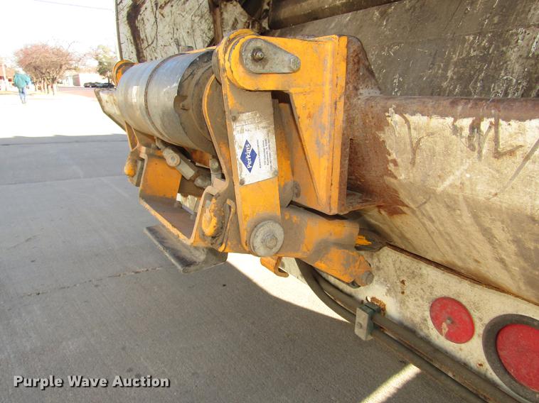 image for item DD2975 2004 International DuraStar 4400 refuse truck