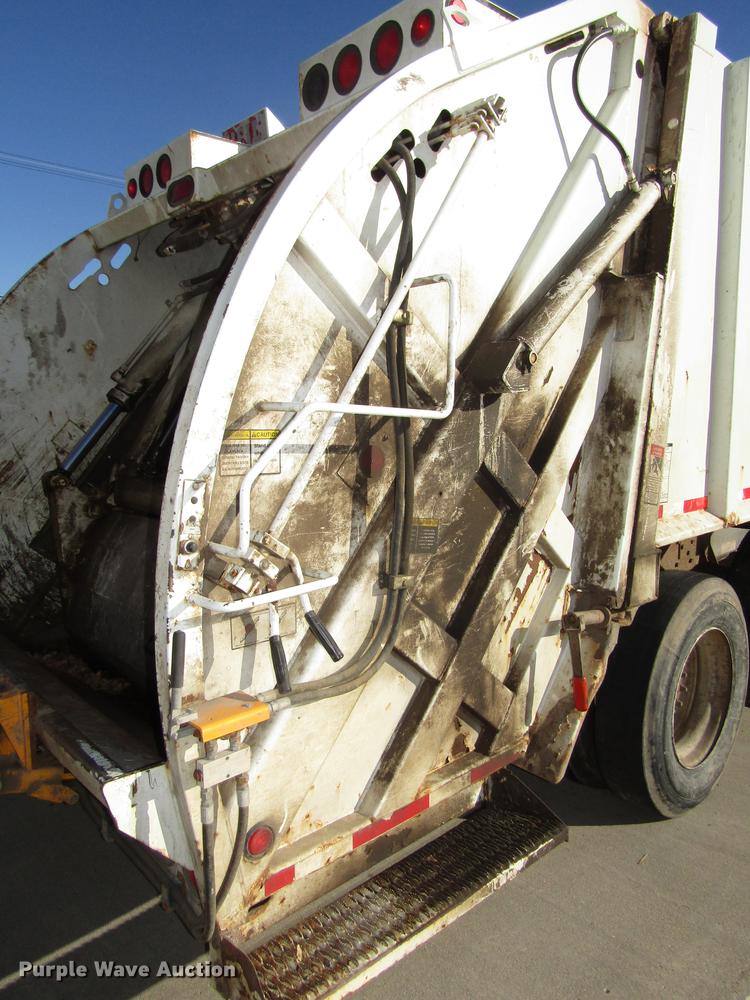 image for item DD2975 2004 International DuraStar 4400 refuse truck