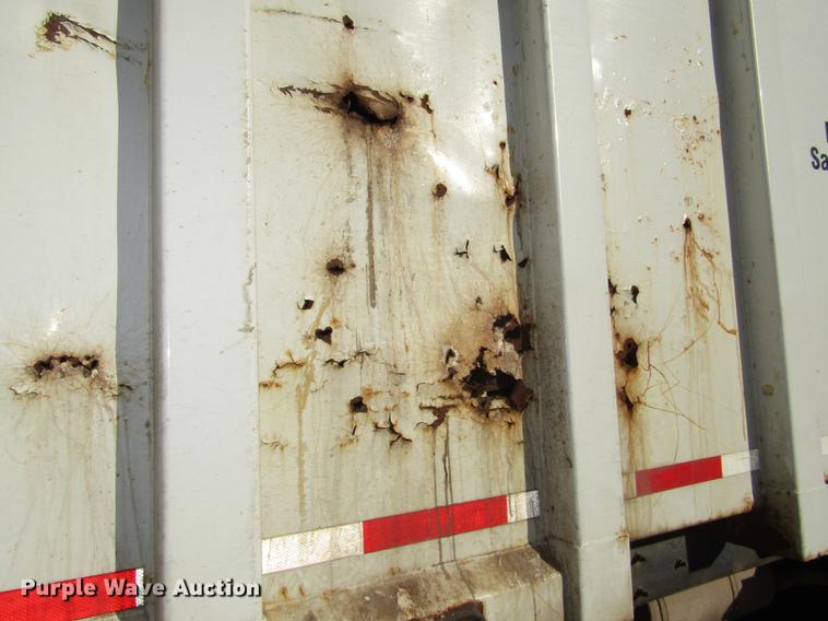 image for item DD2975 2004 International DuraStar 4400 refuse truck