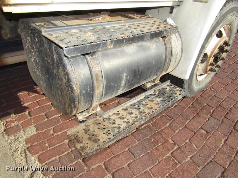 image for item DD2975 2004 International DuraStar 4400 refuse truck