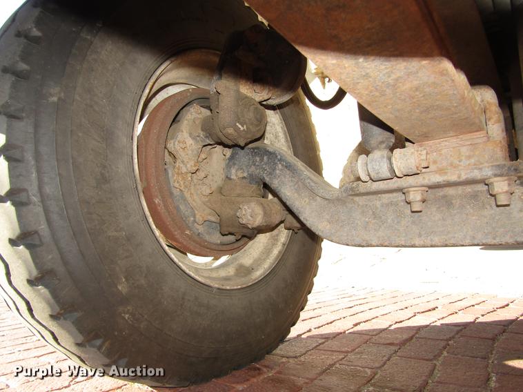 image for item DD2975 2004 International DuraStar 4400 refuse truck