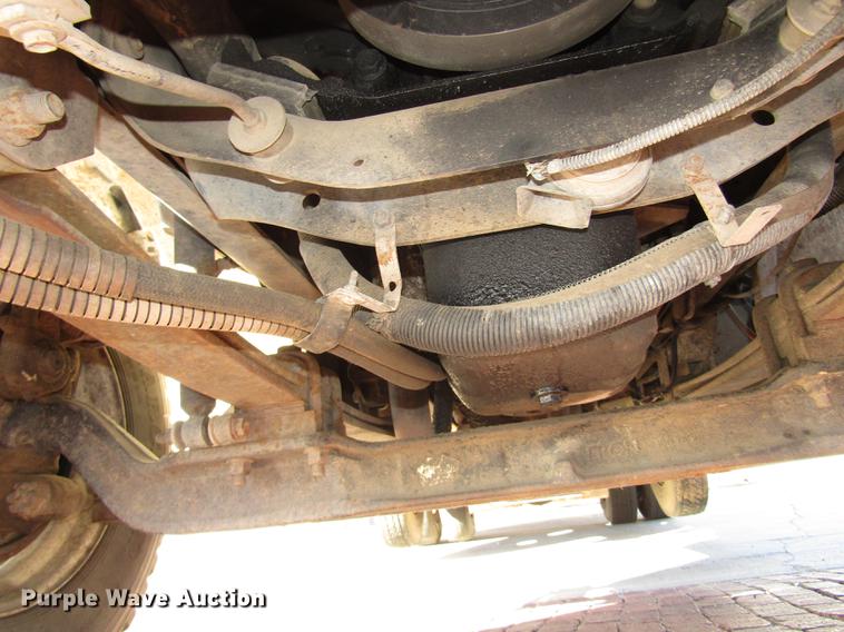 image for item DD2975 2004 International DuraStar 4400 refuse truck