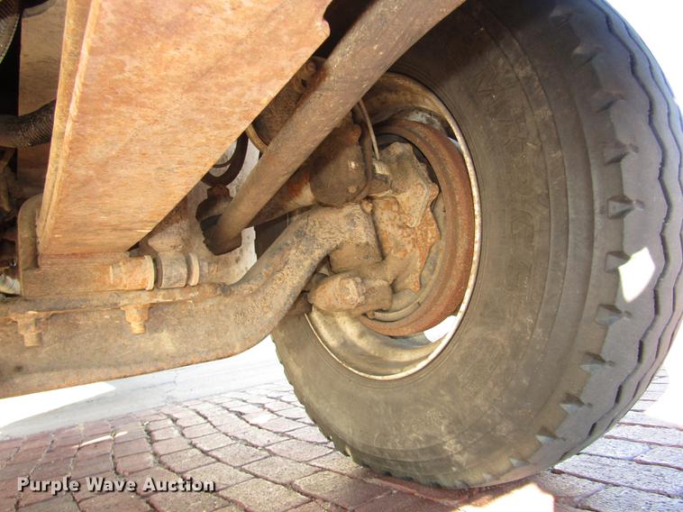 image for item DD2975 2004 International DuraStar 4400 refuse truck