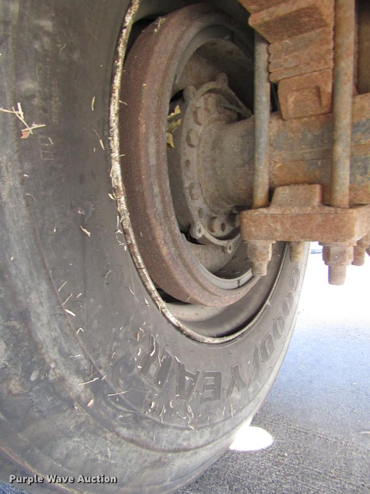 image for item DD2975 2004 International DuraStar 4400 refuse truck