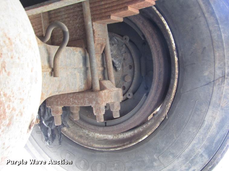 image for item DD2975 2004 International DuraStar 4400 refuse truck