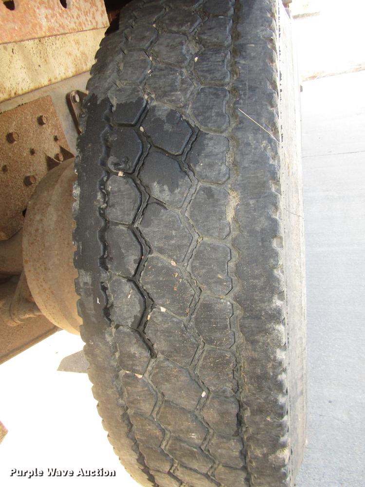 image for item DD2975 2004 International DuraStar 4400 refuse truck