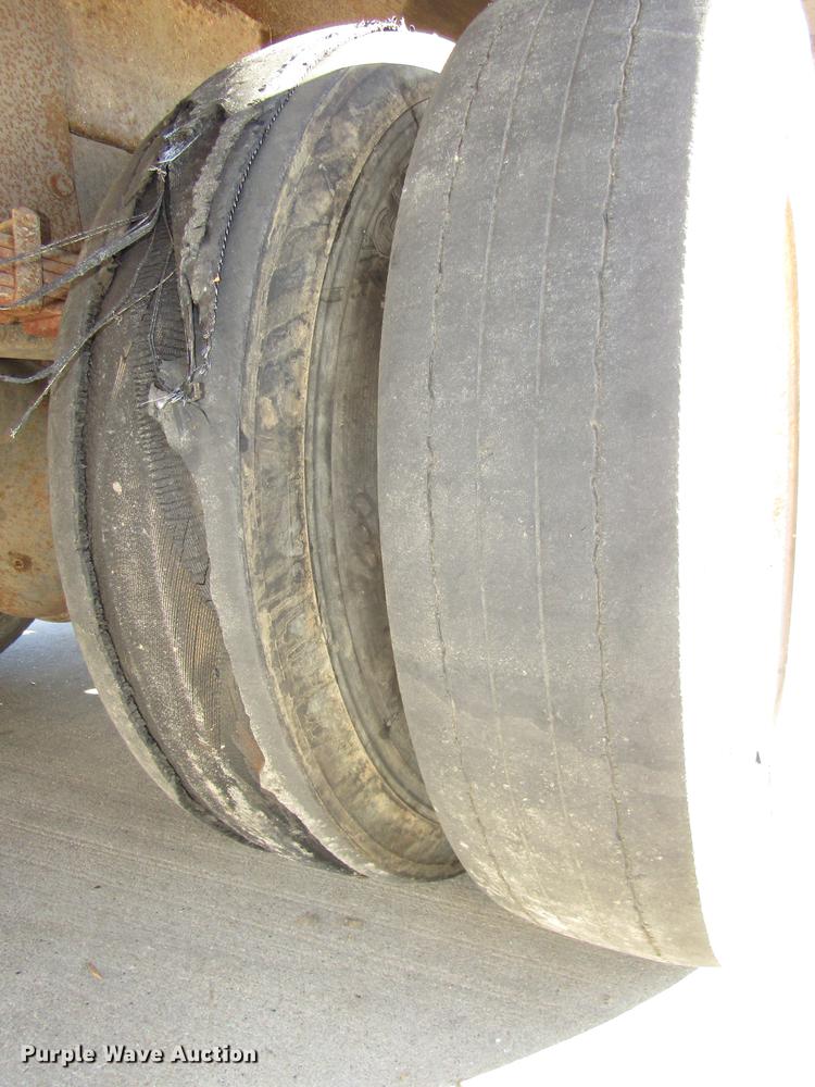 image for item DD2975 2004 International DuraStar 4400 refuse truck