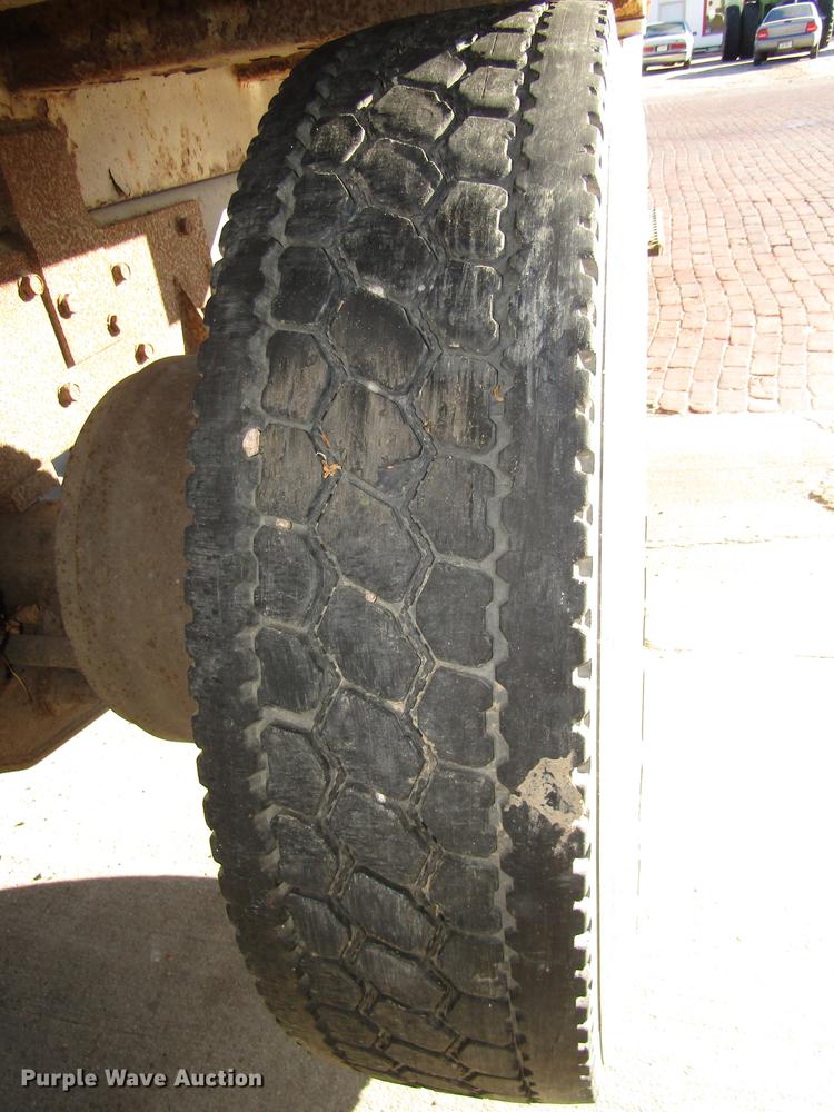 image for item DD2975 2004 International DuraStar 4400 refuse truck