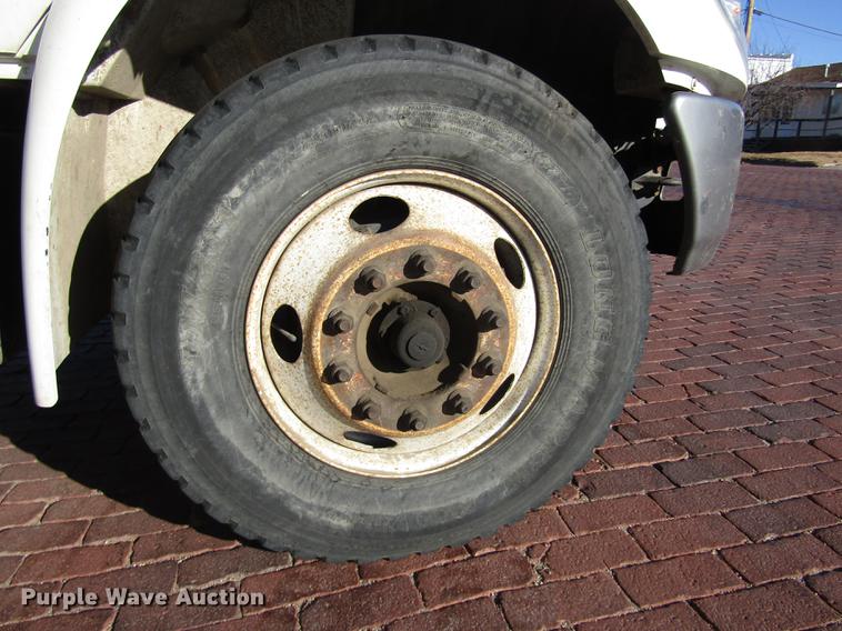 image for item DD2975 2004 International DuraStar 4400 refuse truck