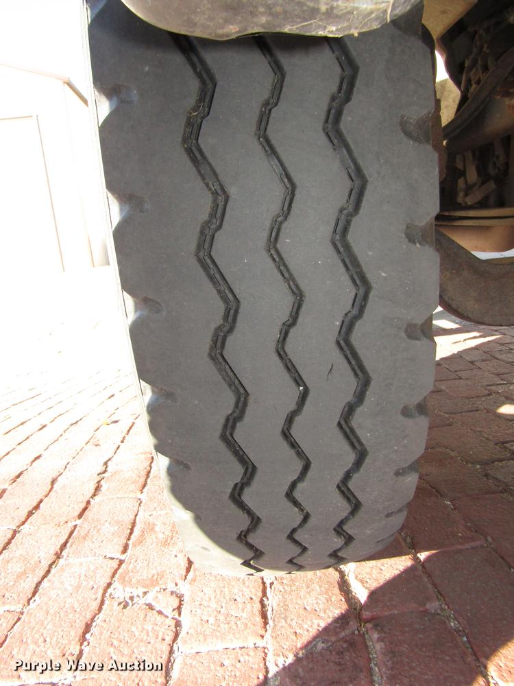 image for item DD2975 2004 International DuraStar 4400 refuse truck