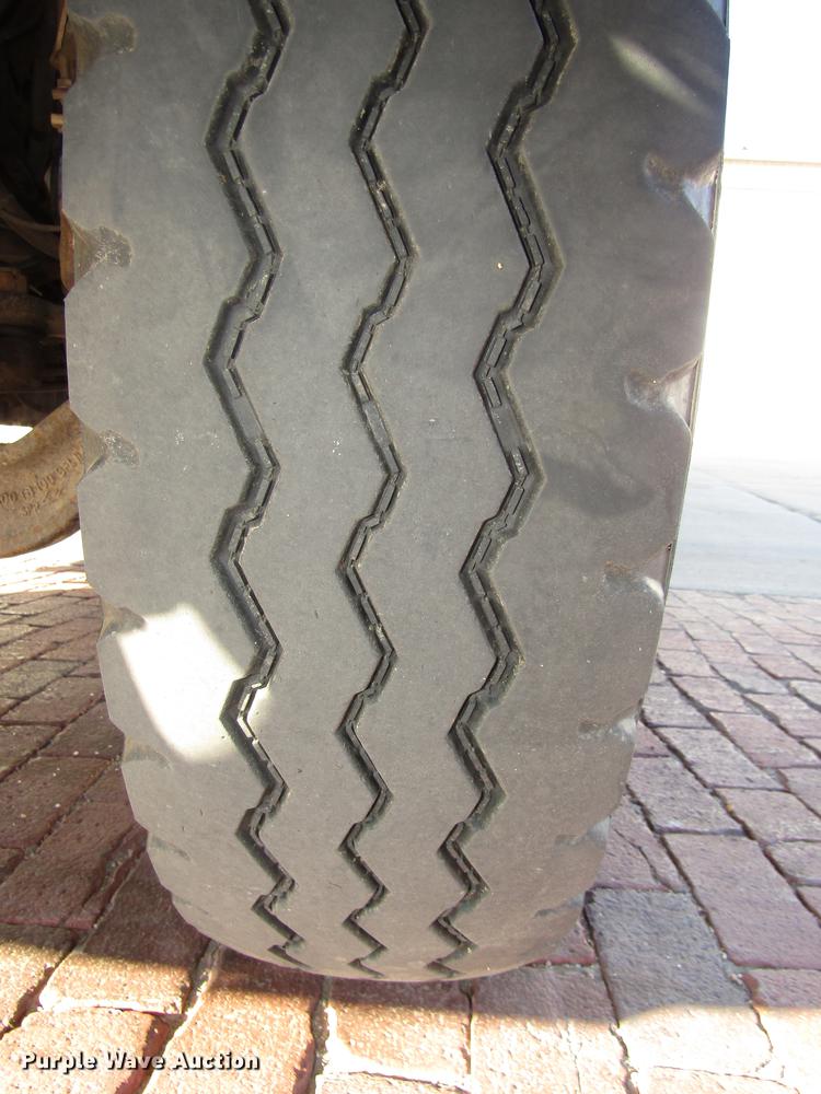 image for item DD2975 2004 International DuraStar 4400 refuse truck