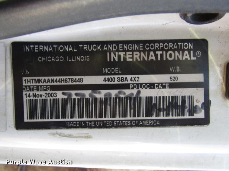 image for item DD2975 2004 International DuraStar 4400 refuse truck