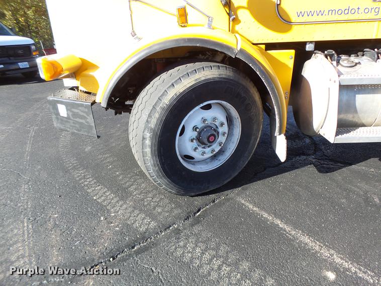 image for item DF9448 1998 Peterbilt 378 bridge inspection truck